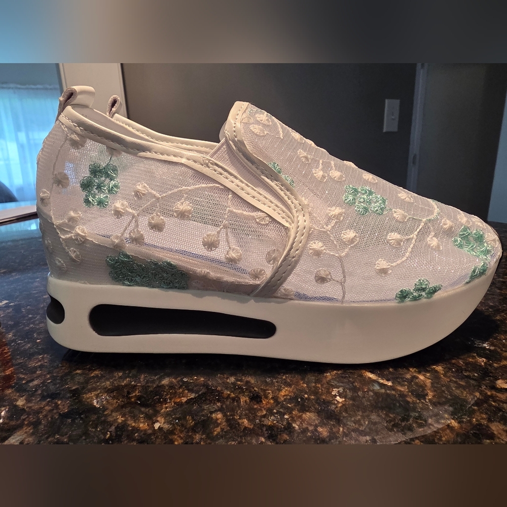 Elegant Floral Embroidered Women's Shoes.  Super Lightweight & Comfortable